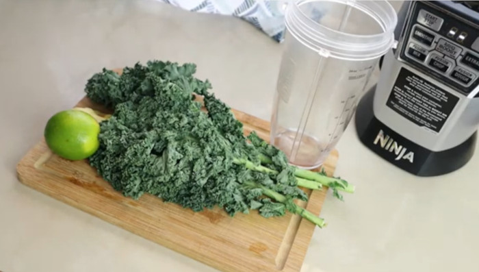 kale leaves for making juice