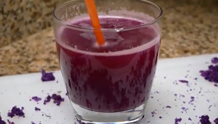 red cabbage juice in glass