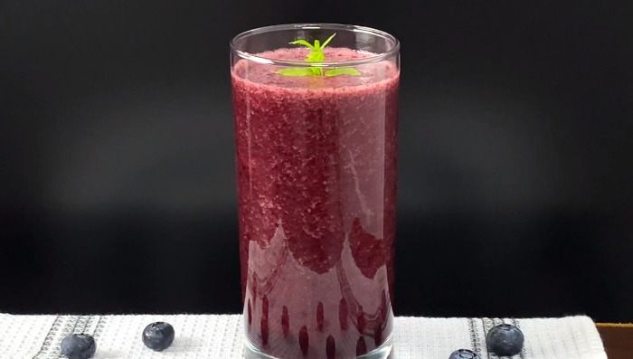 blueberry juice in glass