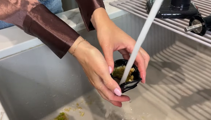 Cleaning a part of juicer