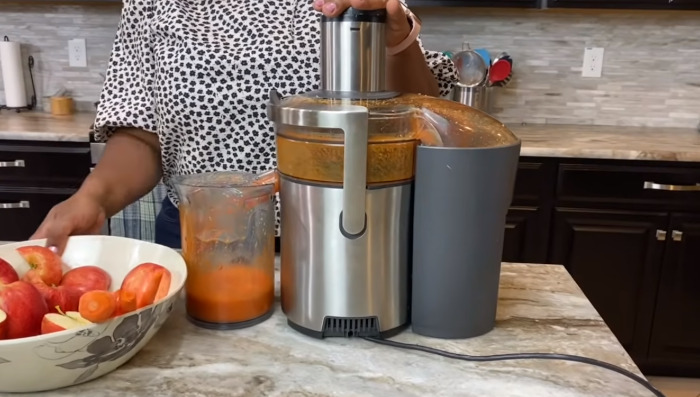 making juice in juicer