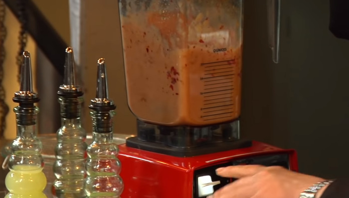 making juice in blender