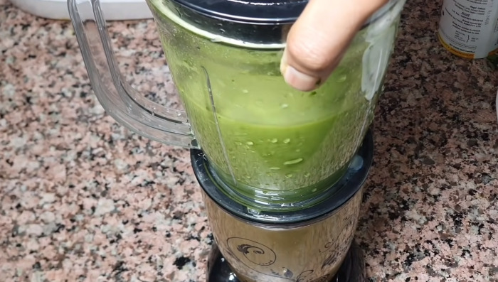 making spinach juice in juicer
