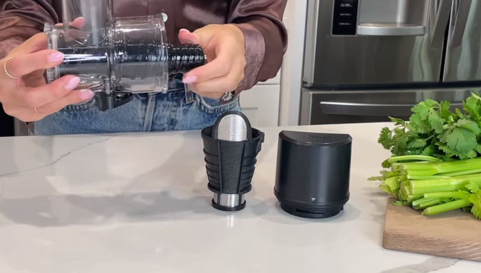 Assembling juicer