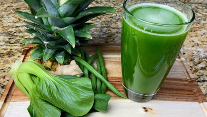 Mix green juice in glass