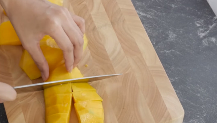 Cutting mango into pieces