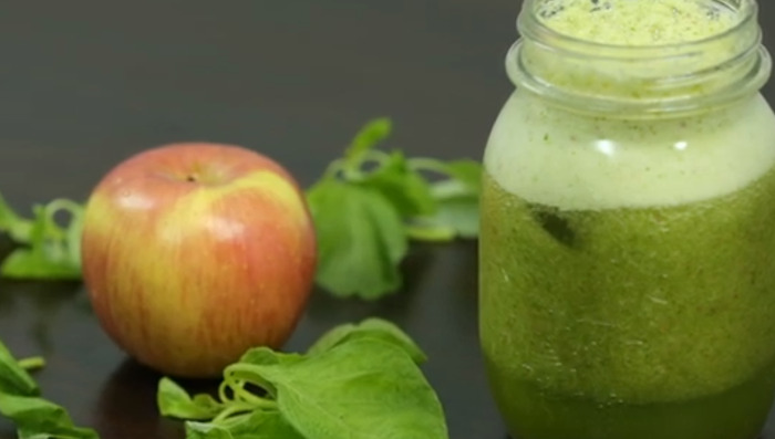 Spinach juice in container