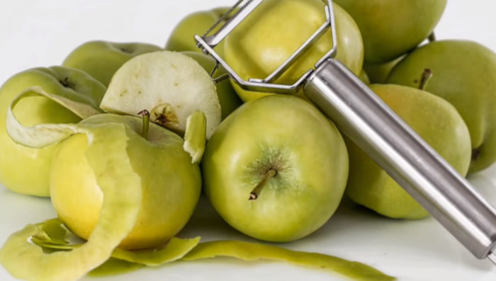 apples and peeler