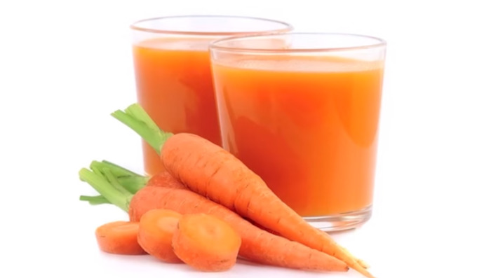 carrot juice in glass