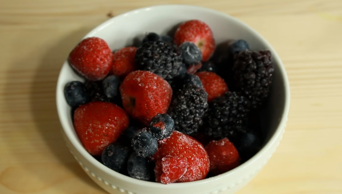 mixed berries in bowl