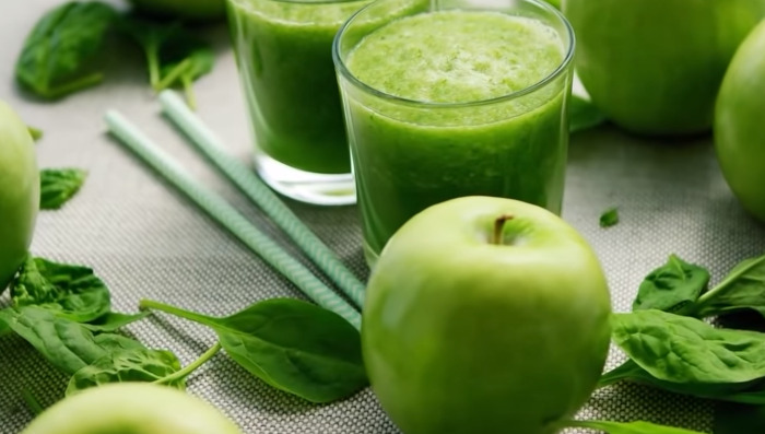 spinach apple juice in glass